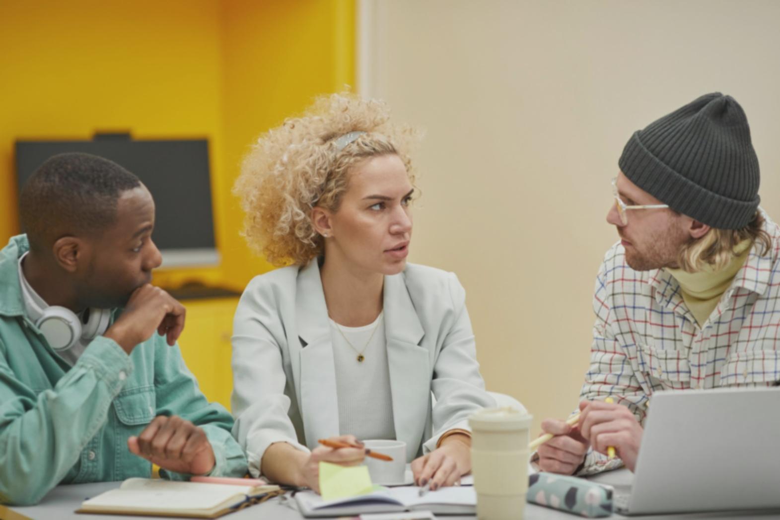 Persoană concentrată dezvoltându-și obiceiurile zilnice într-un mediu calm și organizat