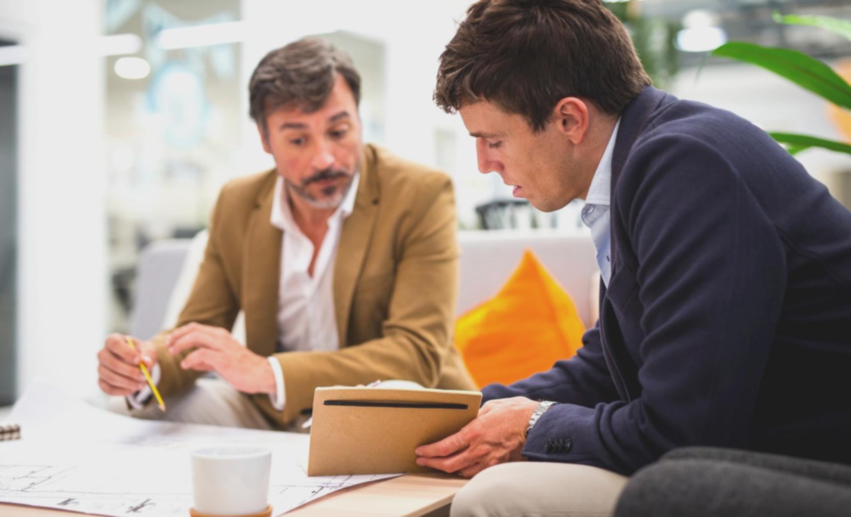 Grup de participanți colaborând într-un mediu educațional prietenos și deschis