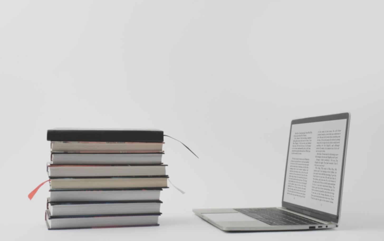 Un spațiu de lucru organizat care reflectă claritatea mentală și focusul